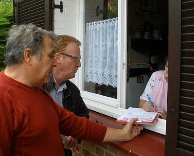 Porte-a-porte-cite-Foch-29-07-11.JPG