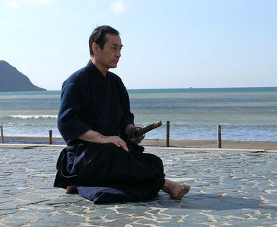 Tetsuzan-Kuroda-pratiquant-le-Iaijutsu-1