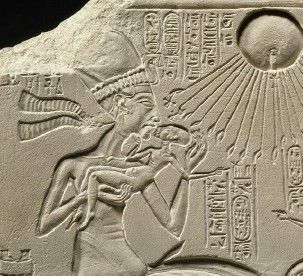 Akhénaton, Néfertiti et trois de leurs filles so-copie-2