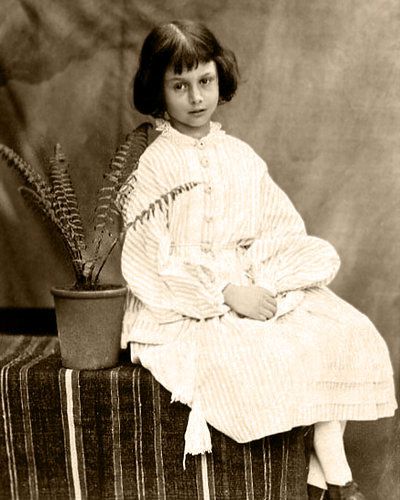 Alice Liddell photographiée en 1860 par Lewis Carroll.