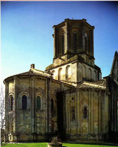 Eglise-ND-de-VOUVANT-romane-du-XI--.jpg