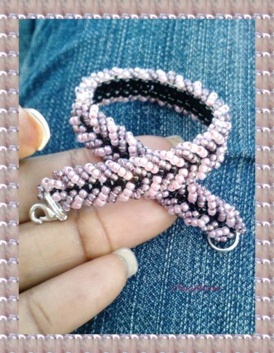 bracelet-ladder-stitch2.jpg
