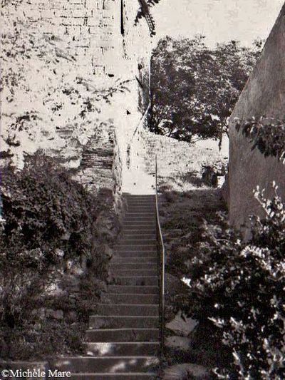 La Pomarède ancien 017 escalier accès au chateau vers 198
