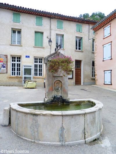 Niort de Sault 0101 fontaine et mairie