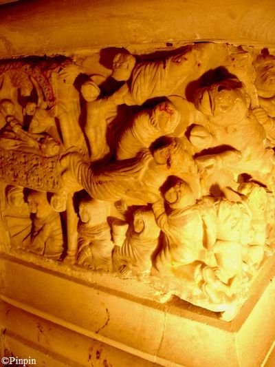 Saint Hilaire abbaye 35 Sarcophage Saint-Sernin coté gauch