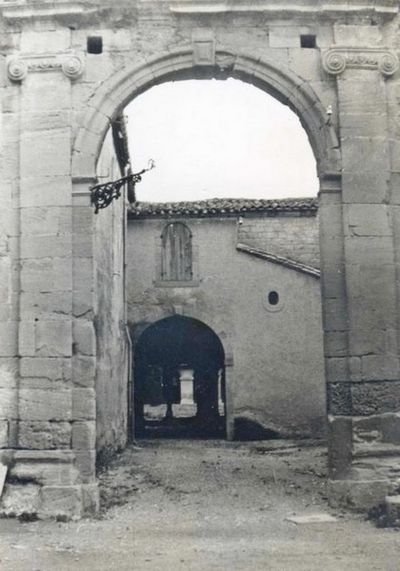Saint Papoul ancien 010 entrée du cloitre en 1950