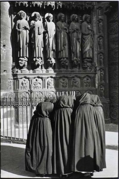 Marc-Riboud---Nones-devant-Notre-Dame--Paris--1953.jpg