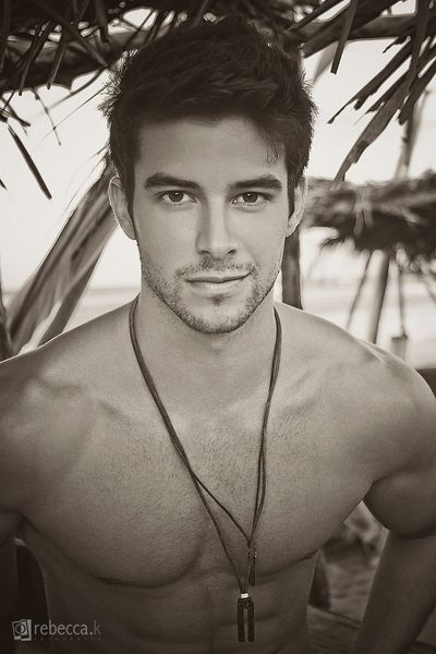 bernardo-velasco-shot-by-rebecca-kallianny-for-rev-copie-1.jpg