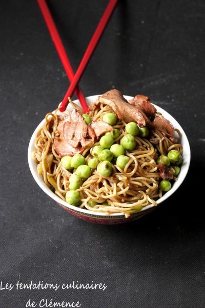 nouilles-sautees-porc-laque-petits-pois.jpg