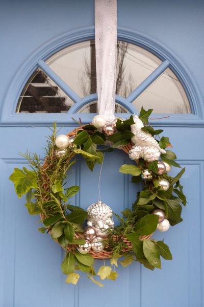 Une Autre Couronne De Fleurs Colorées Porte Accroché À La Porte