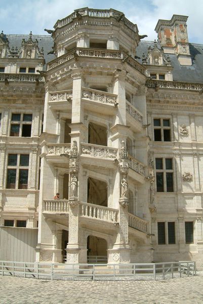 France-Chateau_de_Blois_escalier_monumental.jpg