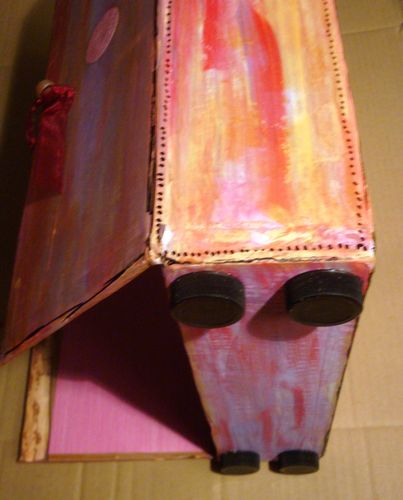 armoire-poupee-pieds.JPG