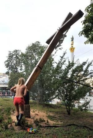 afp-genya-savilov-une-ukrainienne-de-femen-coupe-a-la-tronc.jpg