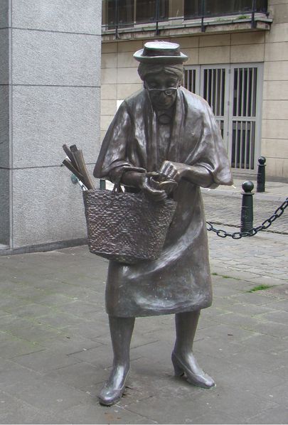 Bruxelles (135)statue grand mère
