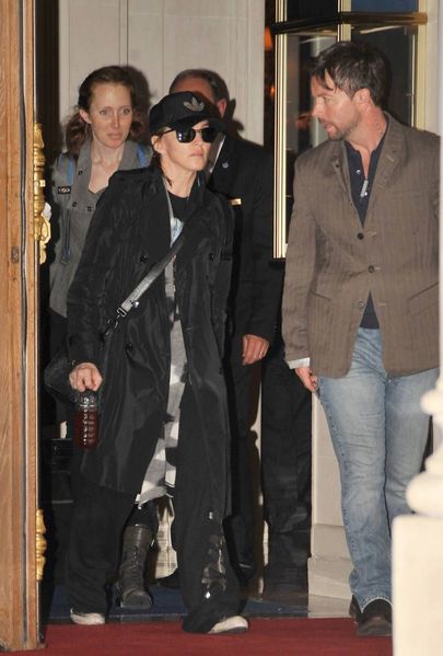 20120712-pictures-madonna-out-and-about-paris-ritz-01