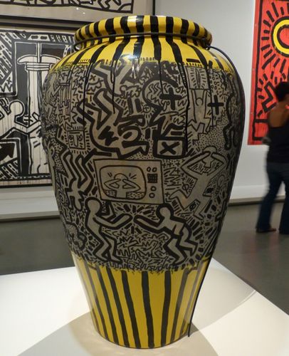 Keith Haring political line vase TV 2