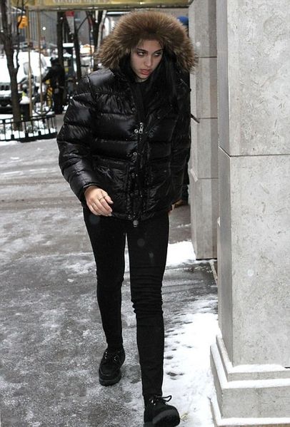 20120121-pictures-madonna-out-about-new-york-04