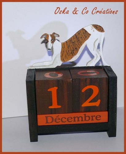 lévrier jouant calendrier perpétuel