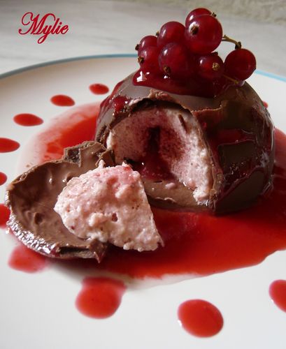 dome chocolat au lait, mousse bavaroise fraise, coulis gros