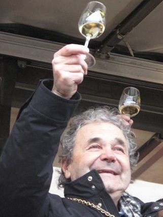 Pierre-Perret-trinque-avec-la-foule.jpg