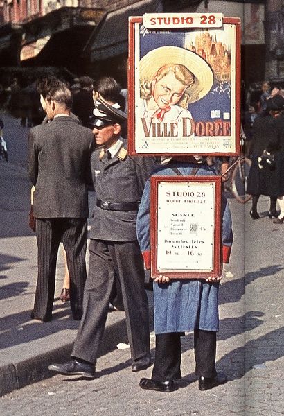 Paris occupé homme sandwich