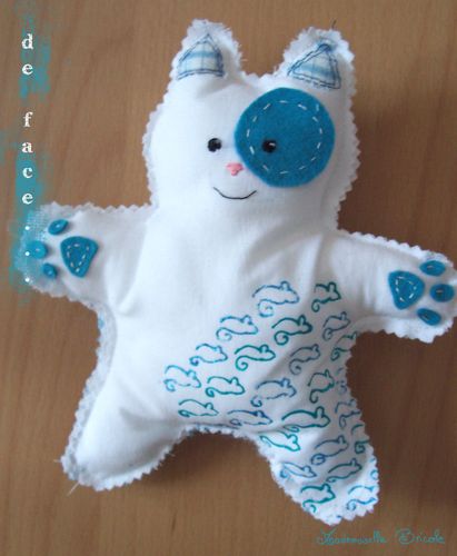 Peluche bleue de face