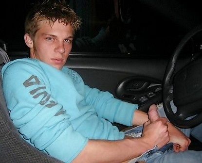 branlette en auto gay saintes branlette en auto gay saintes