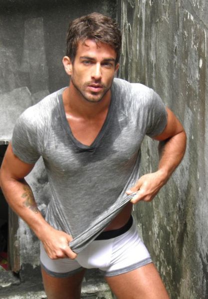 Erasmo-Viana-New-Captain-Underwear-Burbuja-De-Deseo-04-487x.jpg