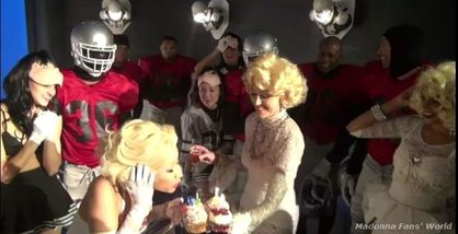 Video: Madonna kissing Nicki Minaj on ''Give Me All Your Luvin' '' video set Video: Madonna kissing Nicki Minaj on ''Give Me All Your Luvin' '' video set