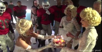Video: Madonna kissing Nicki Minaj on ''Give Me All Your Luvin' '' video set Video: Madonna kissing Nicki Minaj on ''Give Me All Your Luvin' '' video set