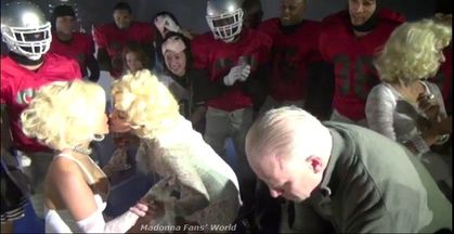 Video: Madonna kissing Nicki Minaj on ''Give Me All Your Luvin' '' video set Video: Madonna kissing Nicki Minaj on ''Give Me All Your Luvin' '' video set