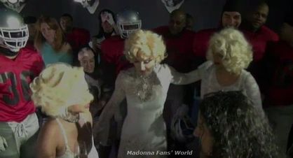Video: Madonna kissing Nicki Minaj on ''Give Me All Your Luvin' '' video set Video: Madonna kissing Nicki Minaj on ''Give Me All Your Luvin' '' video set