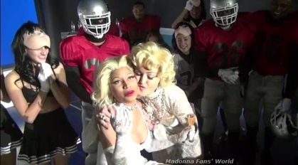 Video: Madonna kissing Nicki Minaj on ''Give Me All Your Luvin' '' video set Video: Madonna kissing Nicki Minaj on ''Give Me All Your Luvin' '' video set