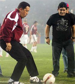 hugo chavez diego maradona 2009