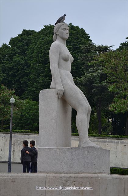 1 La femme Jardin du Trocadéro 1