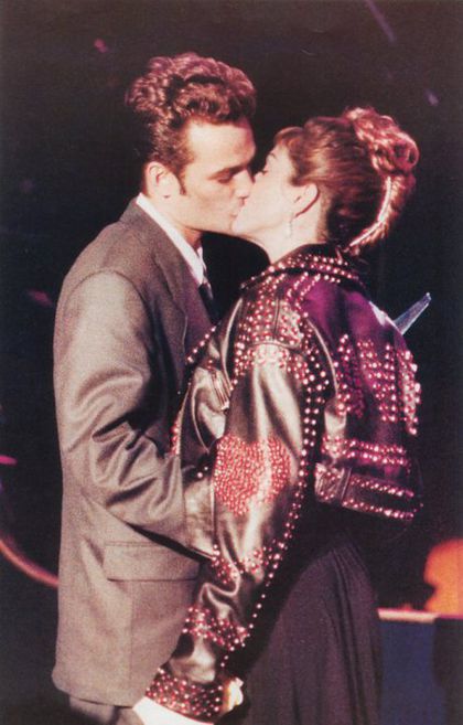 Madonna_kissing_actor_Luke_Perry_at_Aids
