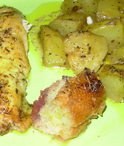 Poulet rôti, pain aillé et pommes de terre au jus5