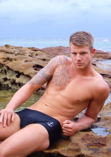 The-Navy-Diver-Hot-Model-Burbujas-De-Deseo-012-496x700.jpg