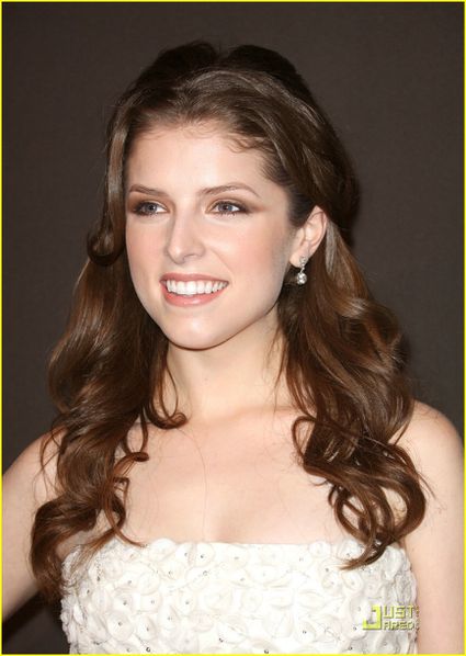 anna-kendrick-elie-saaab-stunning-05.jpg