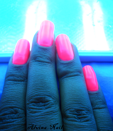 Laura-Clauvi--neon-rose-4--Alvina-Nail.png