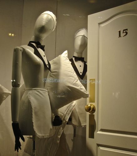 mannequin soubrette vitrine Galeries Lafayette oreiller