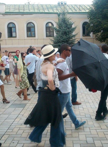 20120804-pictures-madonna-out-and-about-kiev-06