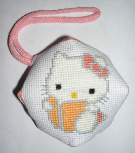 Biscornu-hello-kitty-brode-par-ti-pruneau.jpg