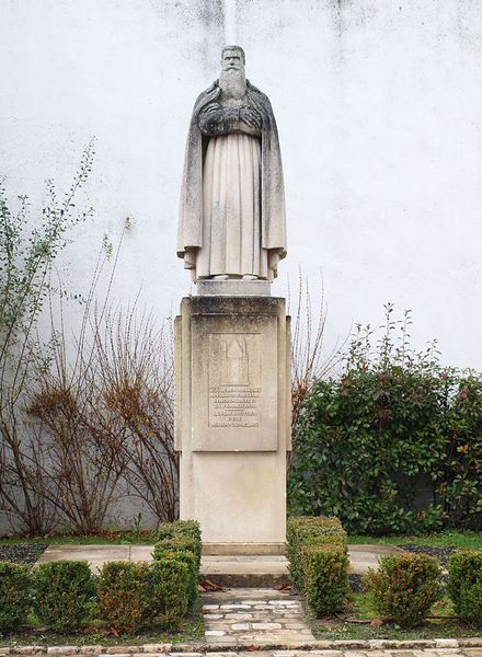 Pere-Brottier-statue-La-Ferte-St-Cyr.JPG