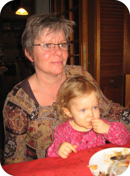 faustine-mange-de-la-buche-avec-mamie.jpg
