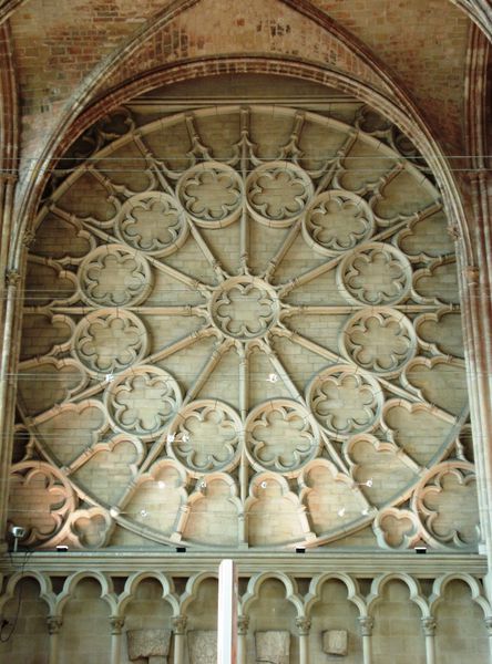 Une rosace de 10 mètres carrés, chapelle du Château Vieux de Saint-Germain-en-Laye 
