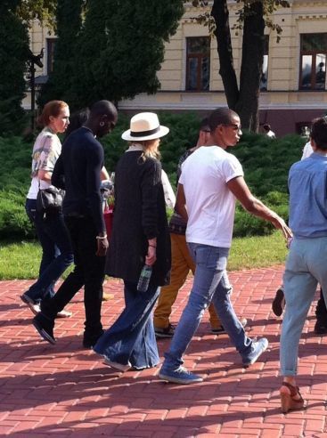 20120804-pictures-madonna-out-and-about-kiev-21