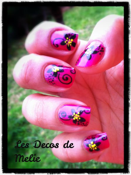 nail-art-fleurs--l-acrylique-sur-vernis-duochrome1.jpg