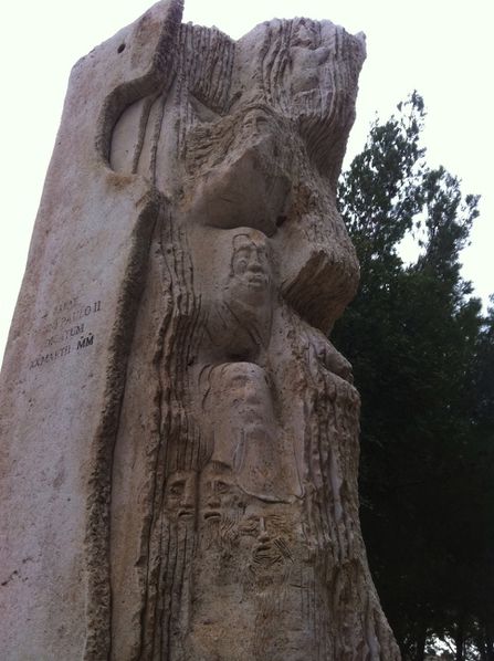 MT-NEBO-Visages-des-prophetes-tailles-dans-la-pierre.jpg