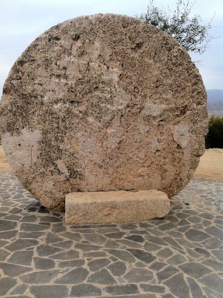MT-NEBO-Pierre-qui-roule-pour-fermer-la-porte-d-un-monaste.jpg